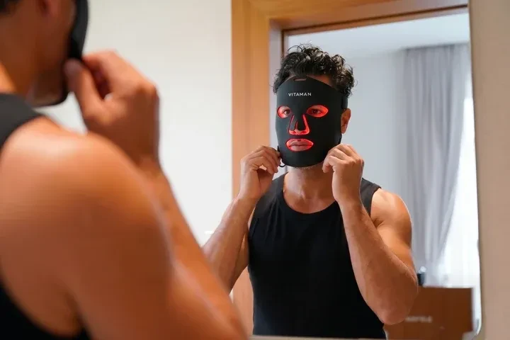vitaman-red-light-face-mask-with-cryocool-gel-pad--3